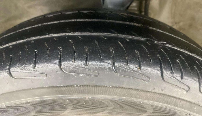 2014 Maruti Alto 800 LXI, Petrol, Manual, 72,112 km, Left Front Tyre Tread