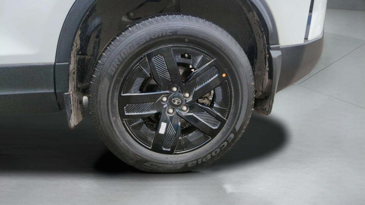 2024 Tata Harrier FEARLESS DUAL TONE AT, Diesel, Automatic, 25,537 km, Left Rear Wheel