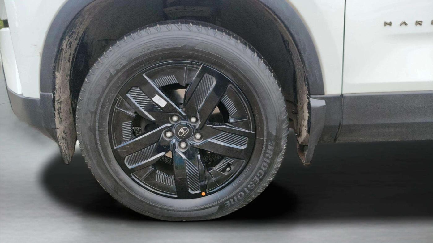 2024 Tata Harrier FEARLESS DUAL TONE AT, Diesel, Automatic, 25,537 km, Left Front Wheel