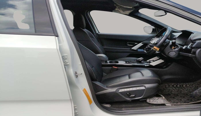 2024 Tata Harrier FEARLESS DUAL TONE AT, Diesel, Automatic, 25,537 km, Right Side Front Door Cabin