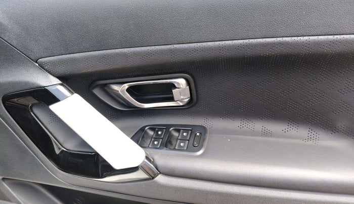 2024 Tata Harrier FEARLESS DUAL TONE AT, Diesel, Automatic, 25,537 km, Driver Side Door Panels Control