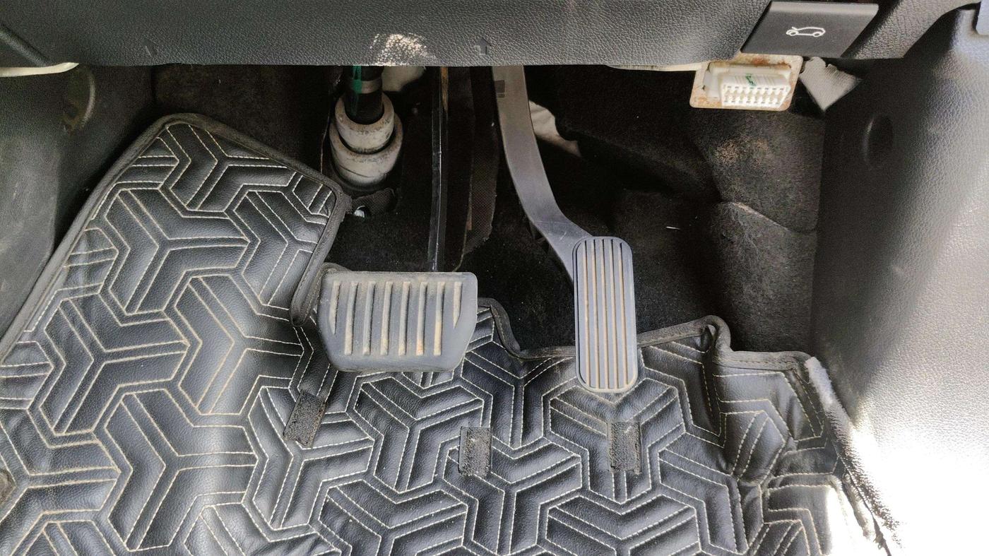 2024 Tata Harrier FEARLESS DUAL TONE AT, Diesel, Automatic, 25,537 km, Pedals