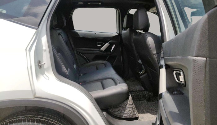 2024 Tata Harrier FEARLESS DUAL TONE AT, Diesel, Automatic, 25,537 km, Right Side Rear Door Cabin