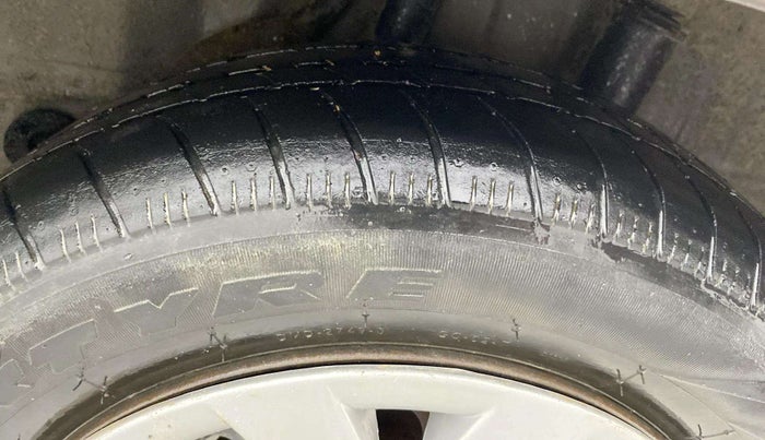 2015 Honda Brio S MT, CNG, Manual, 84,243 km, Left Rear Tyre Tread