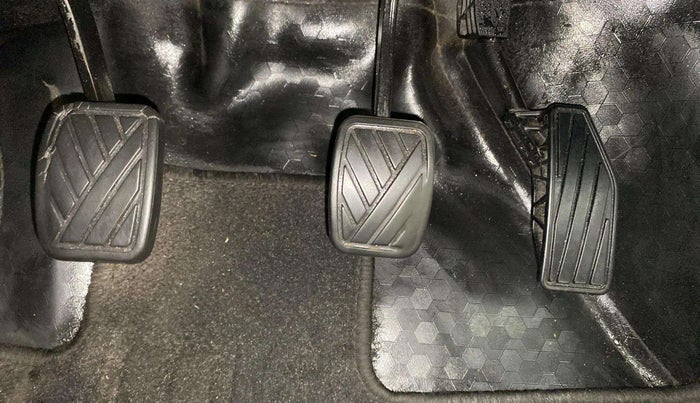 2021 Maruti Baleno DELTA PETROL 1.2, Petrol, Manual, 84,644 km, Pedals