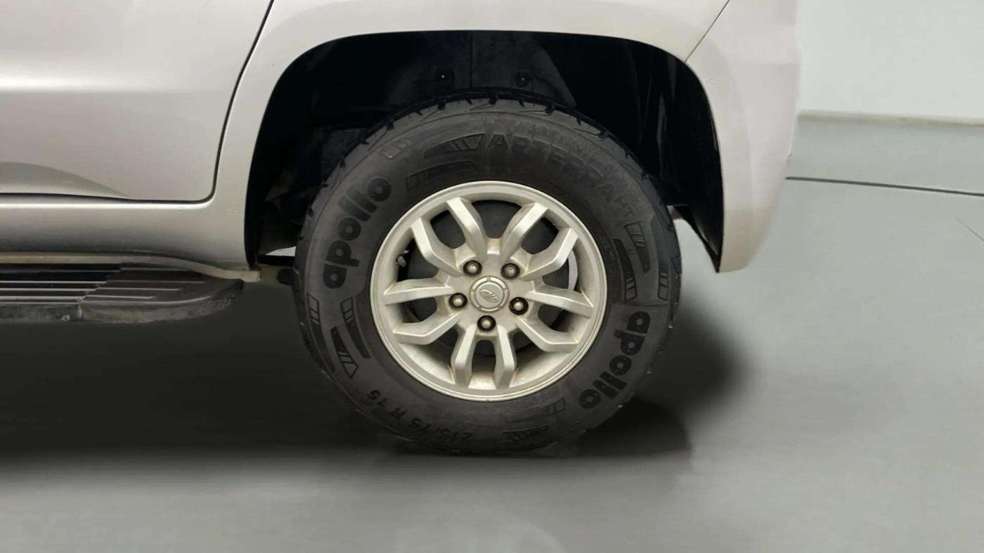 2016 Mahindra TUV300 T8, Diesel, Manual, 40,754 km, Left Rear Wheel
