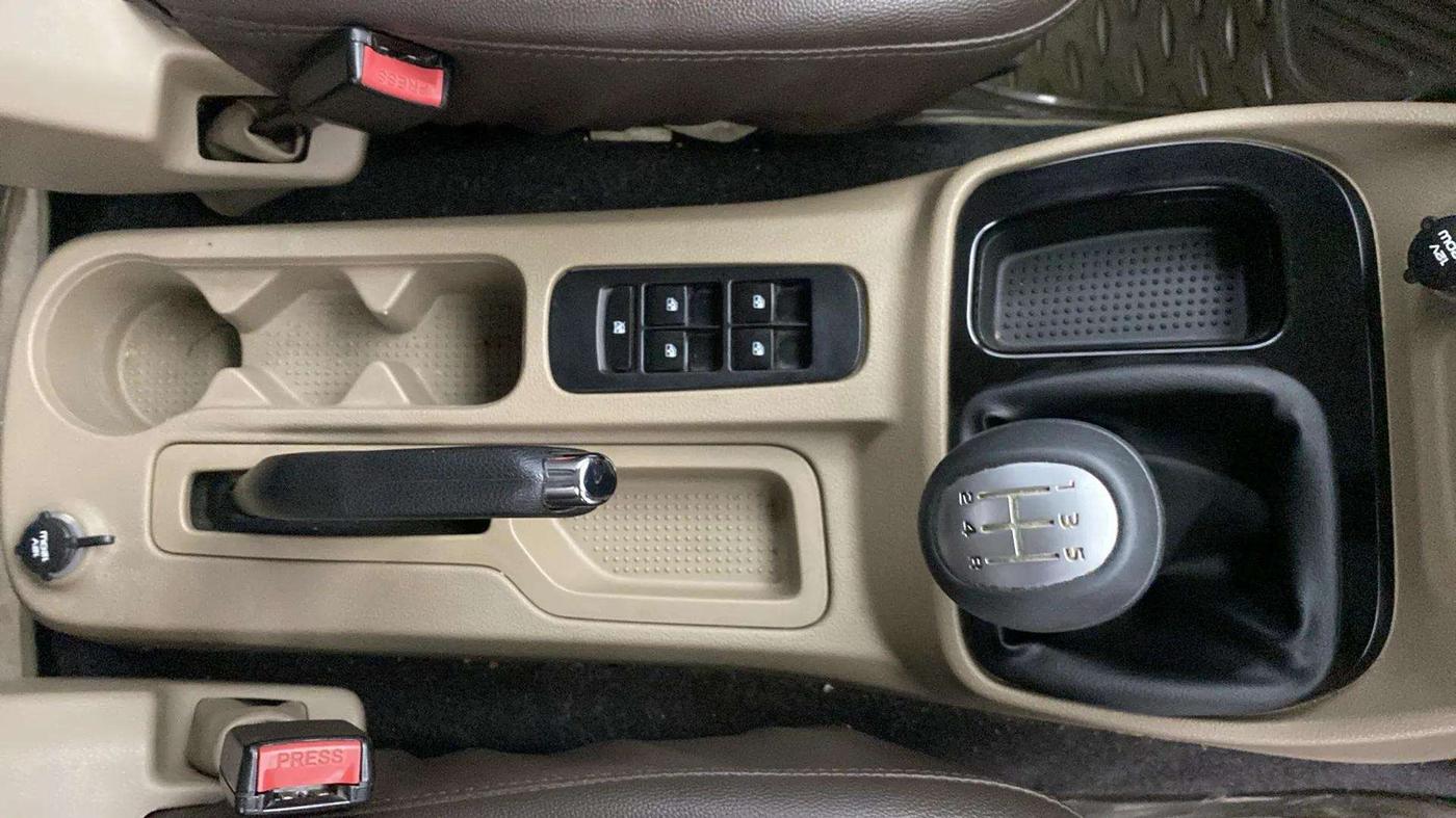 2016 Mahindra TUV300 T8, Diesel, Manual, 40,754 km, Gear Lever