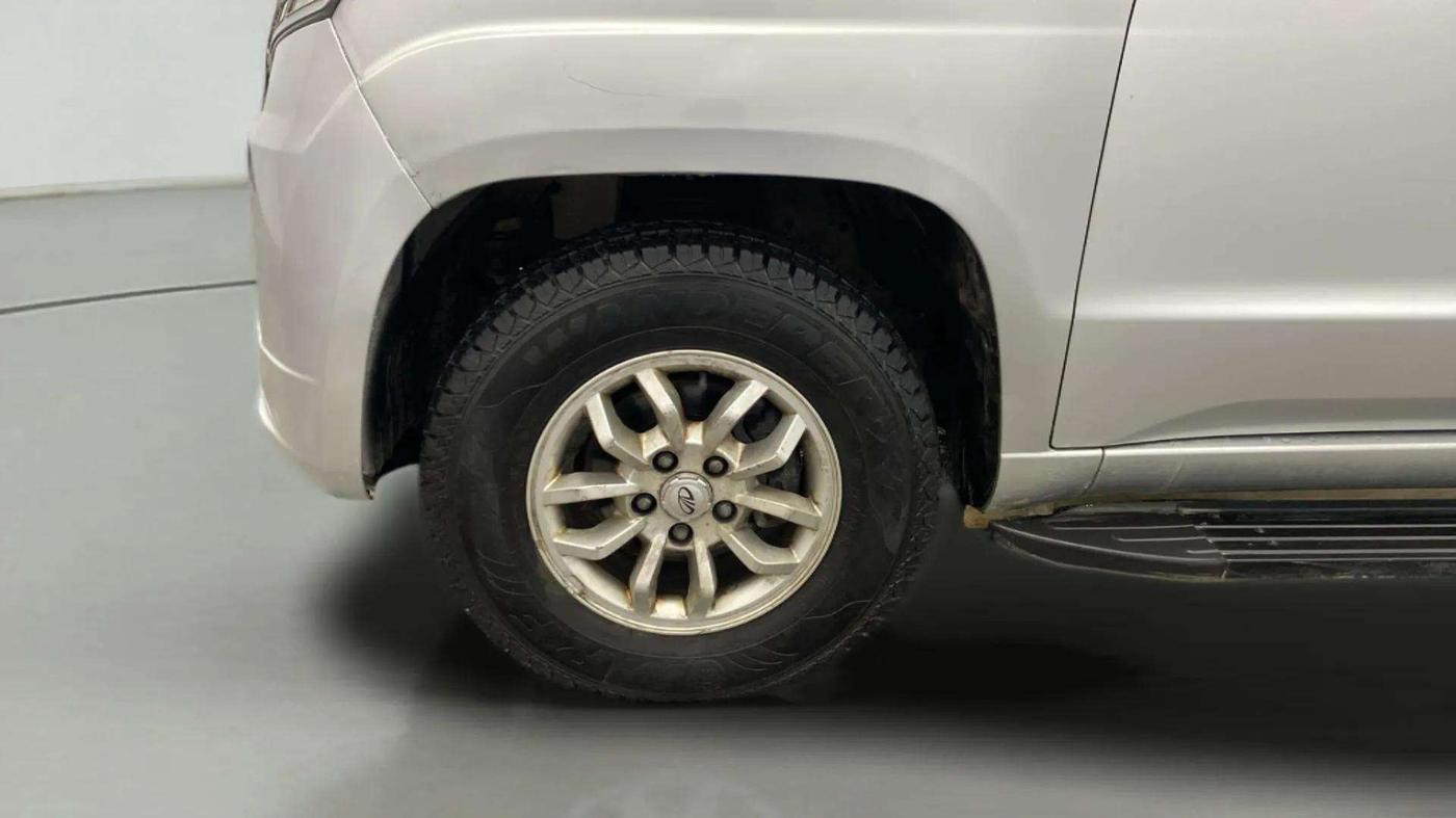 2016 Mahindra TUV300 T8, Diesel, Manual, 40,754 km, Left Front Wheel