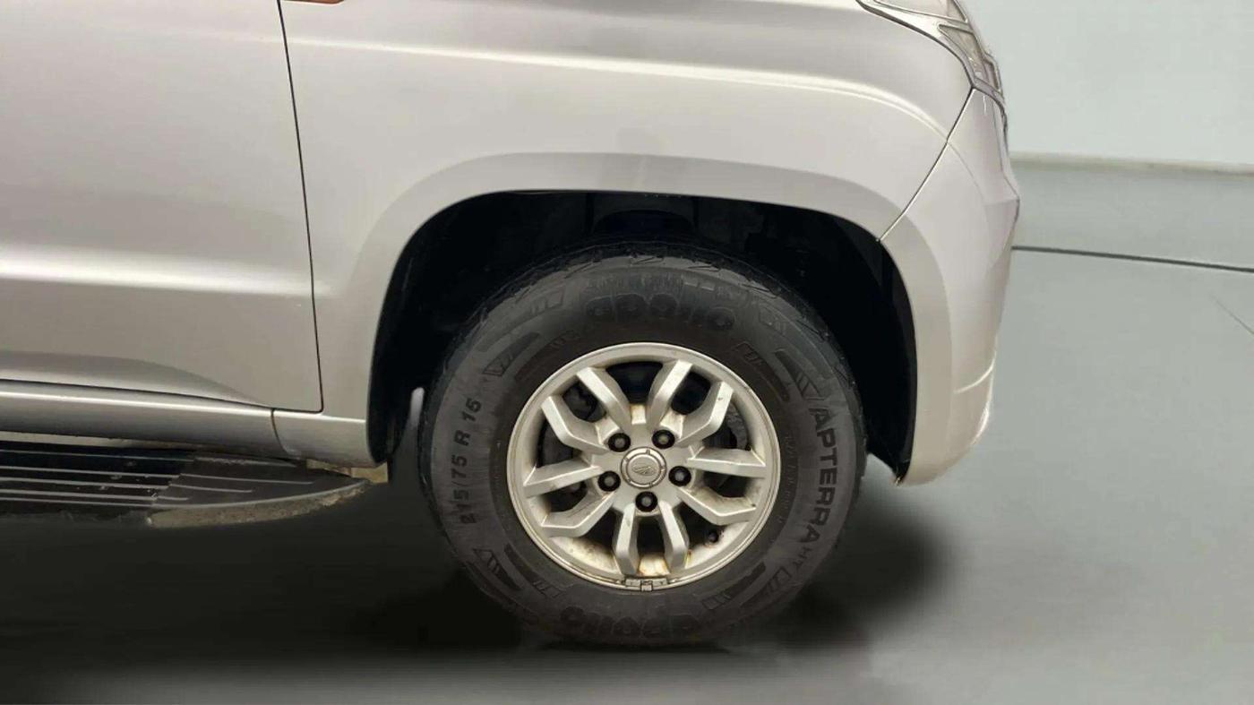 2016 Mahindra TUV300 T8, Diesel, Manual, 40,754 km, Right Front Wheel