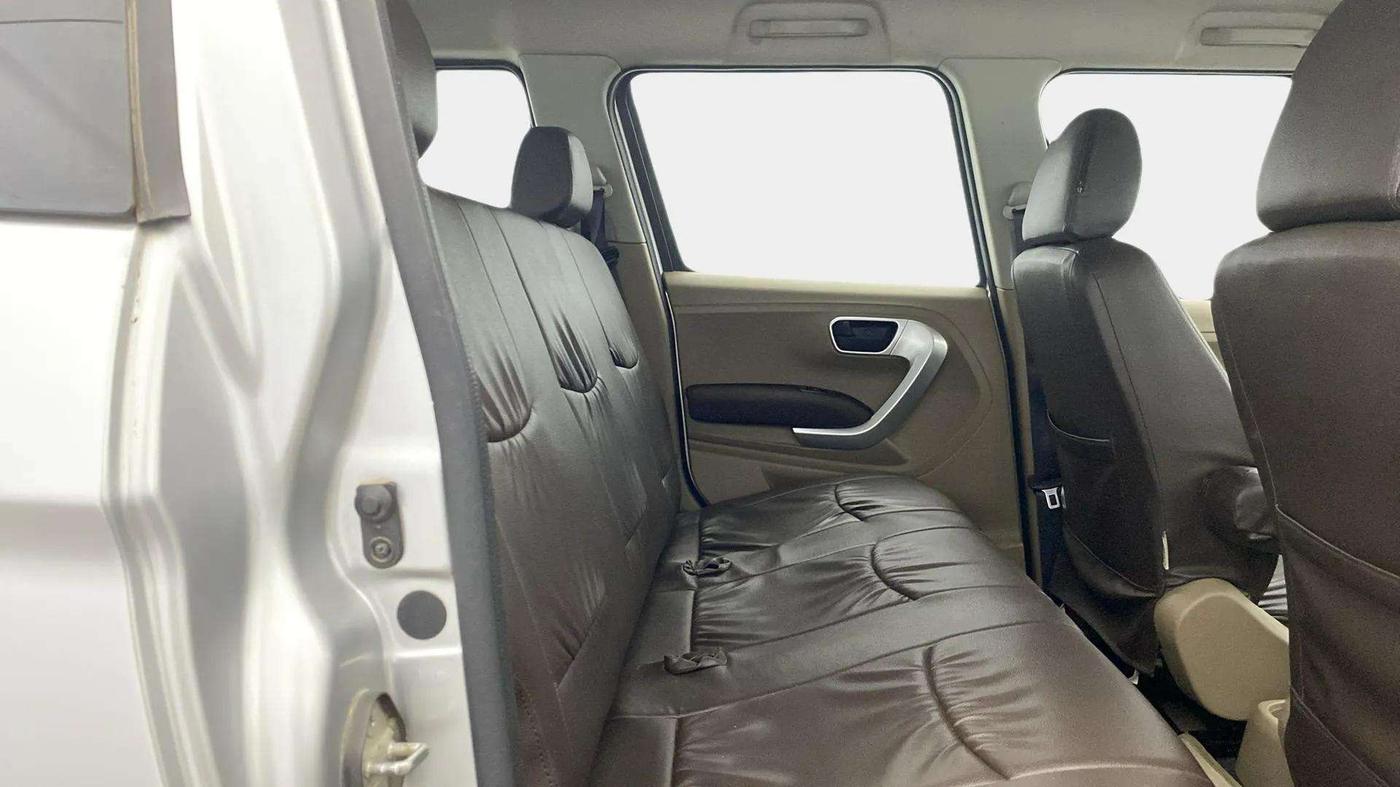 2016 Mahindra TUV300 T8, Diesel, Manual, 40,754 km, Right Side Rear Door Cabin