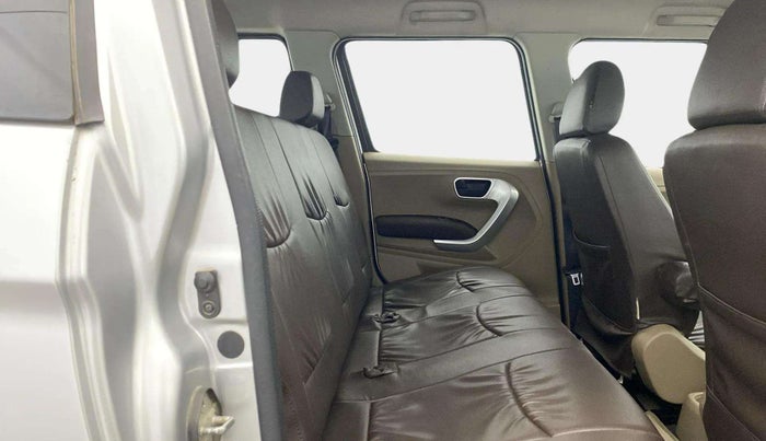 2016 Mahindra TUV300 T8, Diesel, Manual, 40,342 km, Right Side Rear Door Cabin