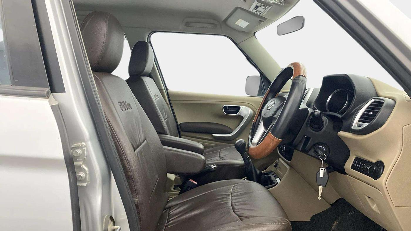 2016 Mahindra TUV300 T8, Diesel, Manual, 40,754 km, Right Side Front Door Cabin