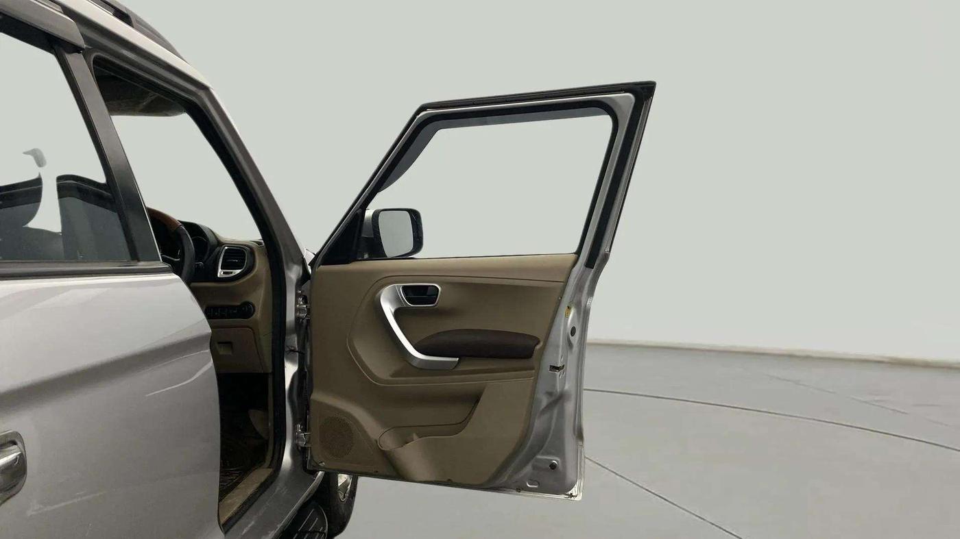 2016 Mahindra TUV300 T8, Diesel, Manual, 40,754 km, RHS Front Door