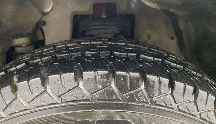 2016 Mahindra TUV300 T8, Diesel, Manual, 40,342 km, Left Front Tyre Tread