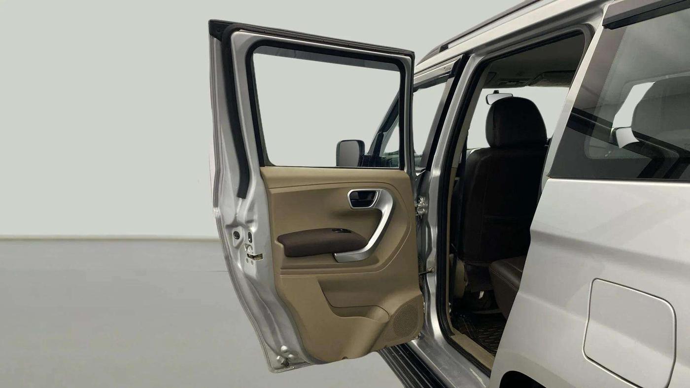 2016 Mahindra TUV300 T8, Diesel, Manual, 40,754 km, LHS Rear Door