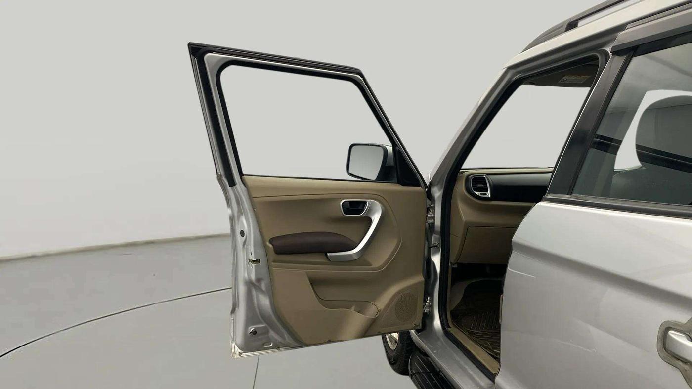 2016 Mahindra TUV300 T8, Diesel, Manual, 40,754 km, LHS Front Door