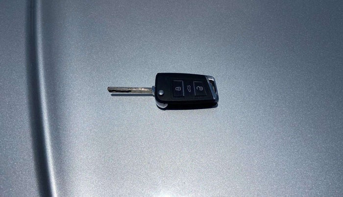 2015 Mahindra XUV500 W6, Diesel, Manual, 1,08,495 km, Key Close Up
