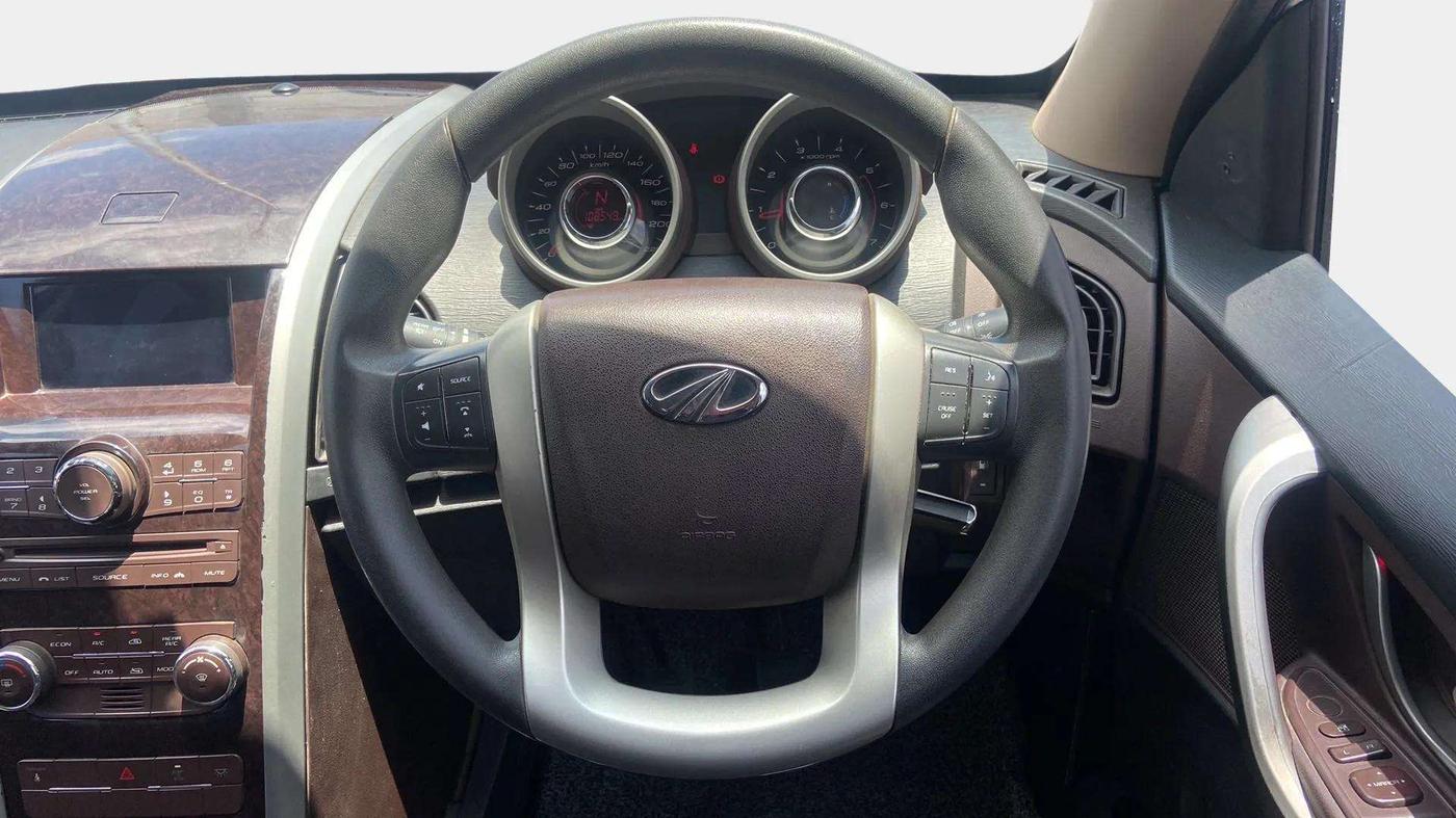 2015 Mahindra XUV500 W6, Diesel, Manual, 1,08,495 km, Steering Wheel Close Up