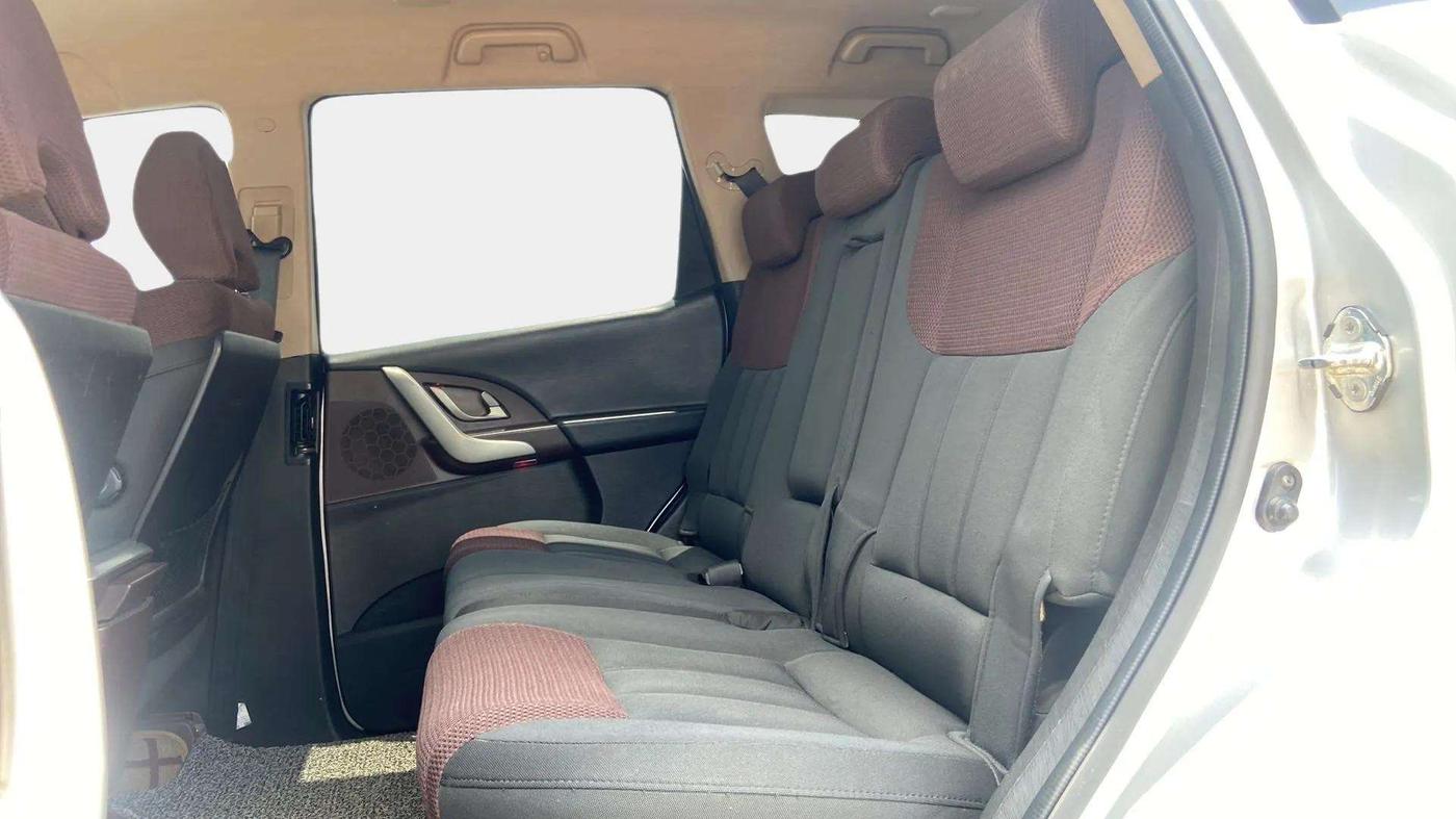 2015 Mahindra XUV500 W6, Diesel, Manual, 1,08,495 km, Right Side Rear Door Cabin