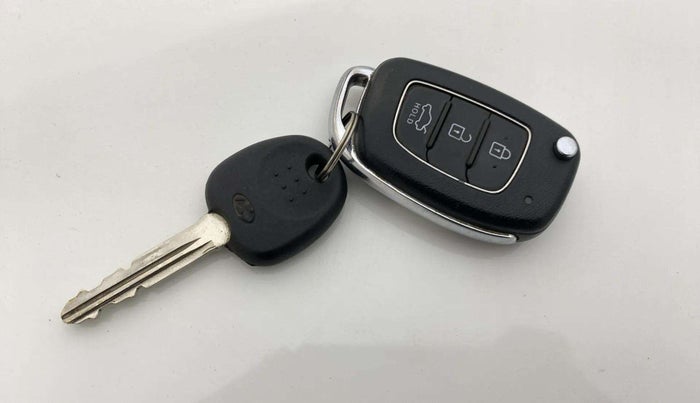 2021 Hyundai AURA S 1.2, Petrol, Manual, 36,228 km, Key Close Up