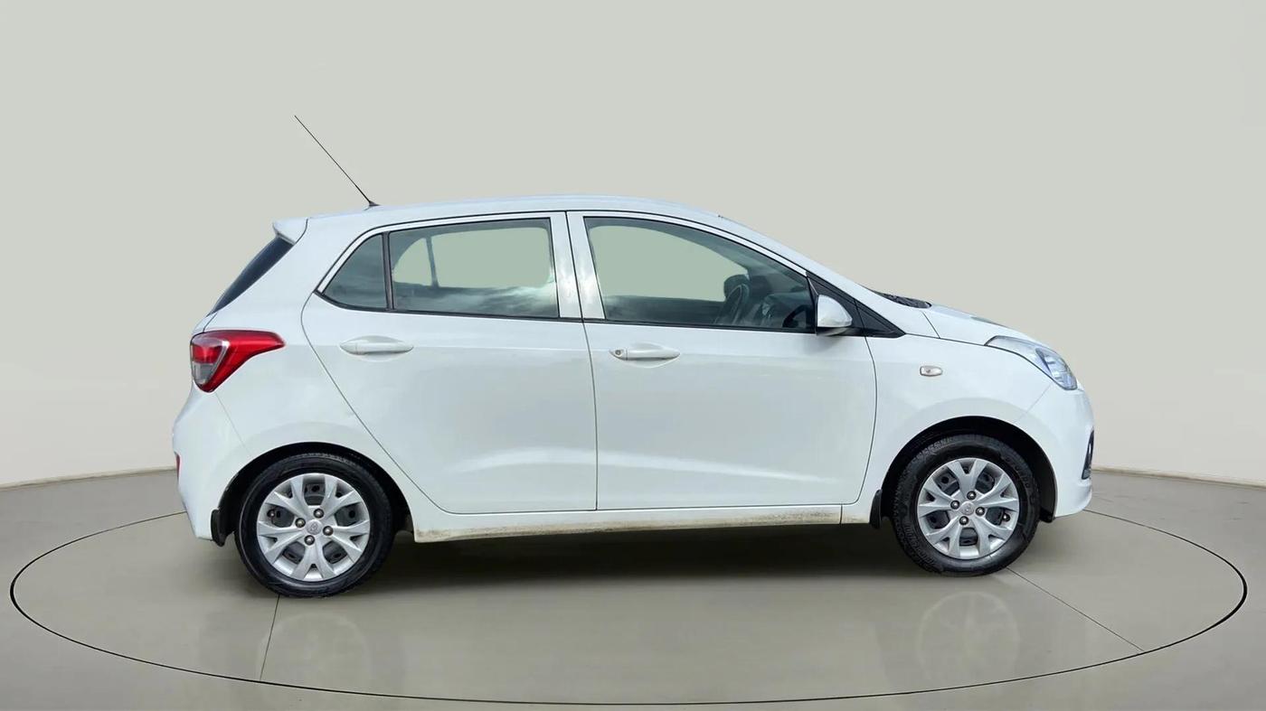 2016 Hyundai Grand i10 MAGNA AT 1.2 KAPPA VTVT, CNG, Automatic, 30,942 km, Right Side View
