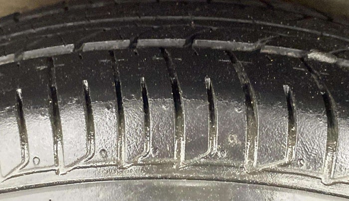 2016 Hyundai i10 SPORTZ 1.1, Petrol, Manual, 35,625 km, Right Rear Tyre Tread