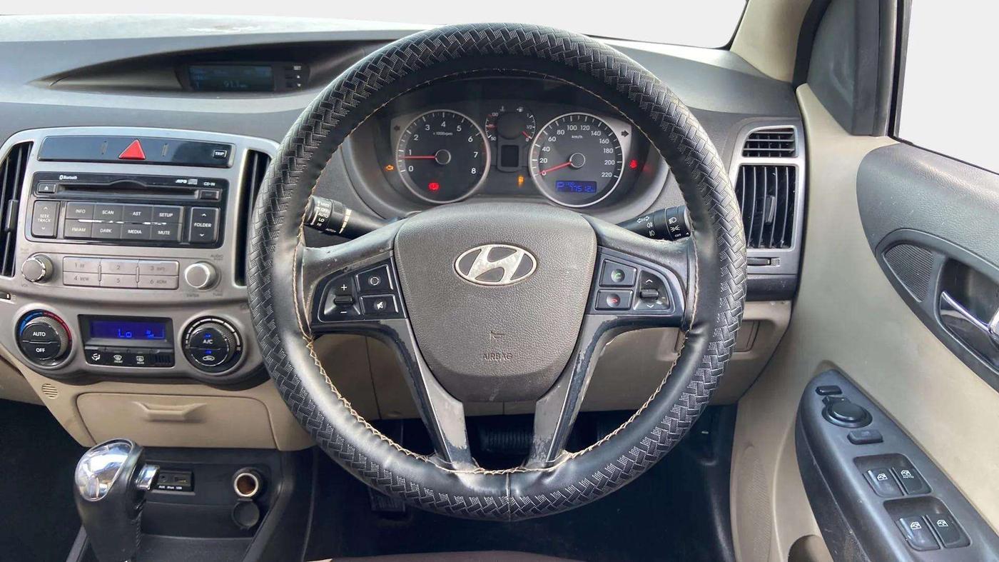 2014 Hyundai i20 SPORTZ 1.4 AT, Petrol, Automatic, 77,576 km, Steering Wheel Close Up