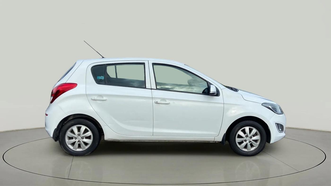 2014 Hyundai i20 SPORTZ 1.4 AT, Petrol, Automatic, 77,576 km, Right Side View