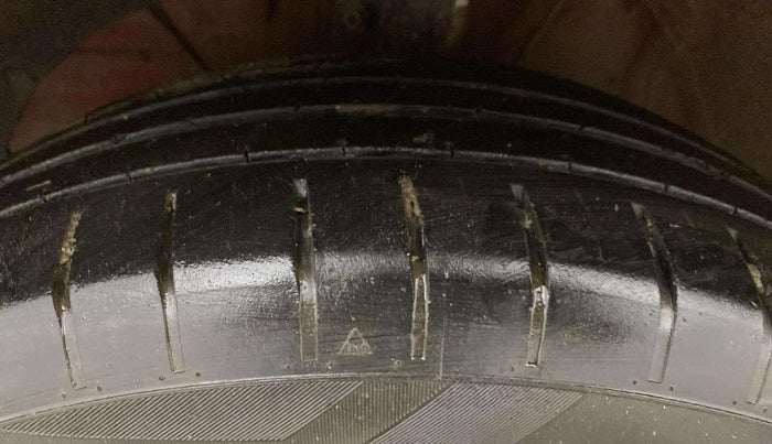 2023 Maruti Swift ZXI PLUS AMT DUAL TONE, Petrol, Automatic, 40,667 km, Left Front Tyre Tread