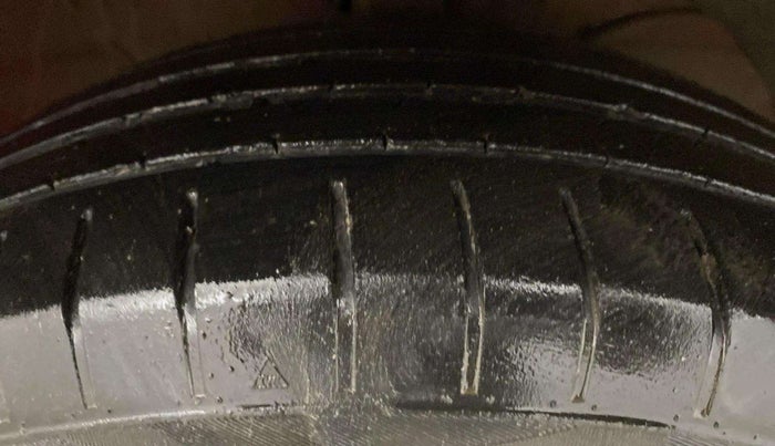 2023 Maruti Swift ZXI PLUS AMT DUAL TONE, Petrol, Automatic, 40,667 km, Right Front Tyre Tread