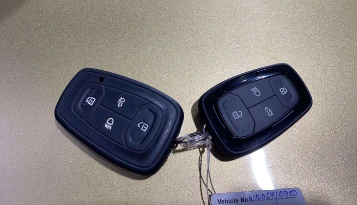 2022 Tata ALTROZ XZ PETROL, Petrol, Manual, 21,040 km, Key Close Up