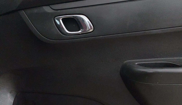 2019 Renault Kwid RXT 1.0 (O), Petrol, Manual, 75,906 km, Driver Side Door Panels Control