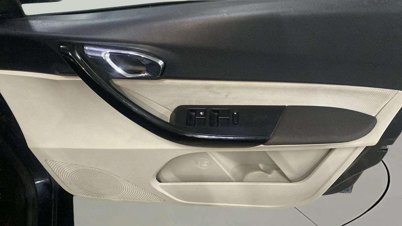 2023 Tata TIGOR XZ PLUS CNG, CNG, Manual, 44,627 km, Driver Side Door Panels Control