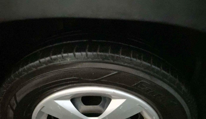 2017 Renault Kwid RXT 1.0, Petrol, Manual, 88,893 km, Left Front Tyre Tread