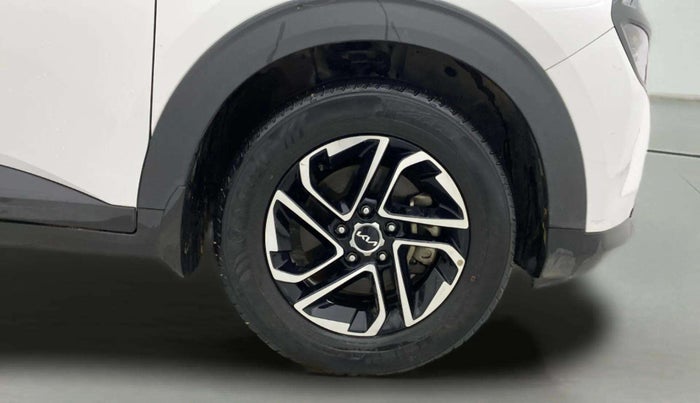 2022 KIA CARENS PRESTIGE PLUS 1.4 PETROL 7 STR, Petrol, Manual, 31,399 km, Right Front Wheel
