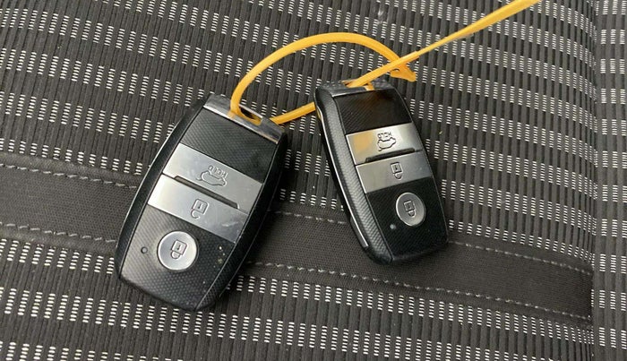 2022 KIA CARENS PRESTIGE PLUS 1.4 PETROL 7 STR, Petrol, Manual, 31,399 km, Key Close Up