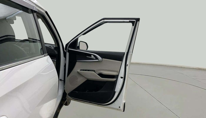 2022 KIA CARENS PRESTIGE PLUS 1.4 PETROL 7 STR, Petrol, Manual, 31,399 km, RHS Front Door