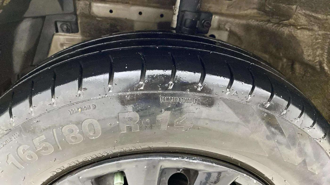 2016 Maruti Swift Dzire VXI, CNG, Manual, 76,428 km, Left Front Tyre Tread