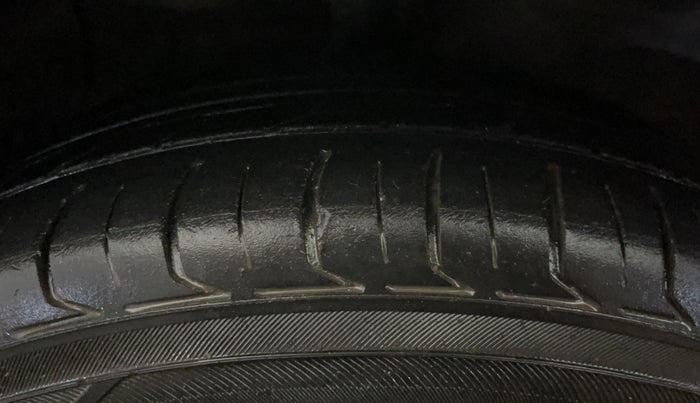 2016 Hyundai Grand i10 1.2 SPORTZ PRIME EDITION VTVT, CNG, Manual, 77,722 km, Left Front Tyre Tread