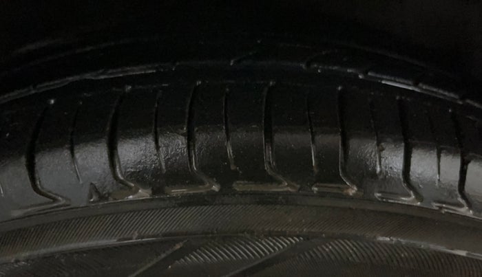 2016 Hyundai Grand i10 1.2 SPORTZ PRIME EDITION VTVT, CNG, Manual, 77,722 km, Right Front Tyre Tread