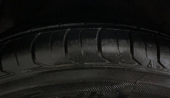 2016 Hyundai Grand i10 1.2 SPORTZ PRIME EDITION VTVT, CNG, Manual, 77,722 km, Right Rear Tyre Tread