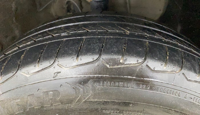 2016 Hyundai Elite i20 MAGNA 1.2, CNG, Manual, 67,089 km, Right Front Tyre Tread