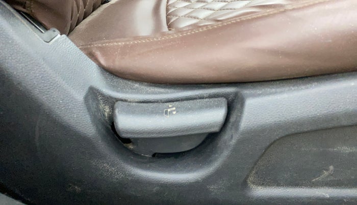 2016 Hyundai Elite i20 MAGNA 1.2, CNG, Manual, 67,089 km, Driver Side Adjustment Panel