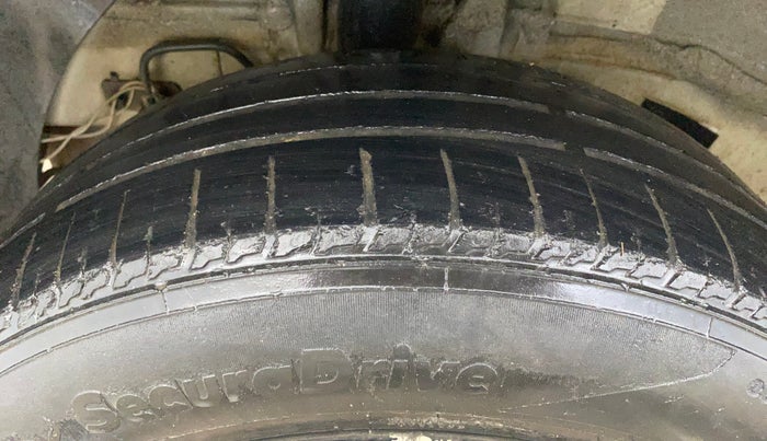 2016 Hyundai Elite i20 MAGNA 1.2, CNG, Manual, 67,089 km, Right Rear Tyre Tread