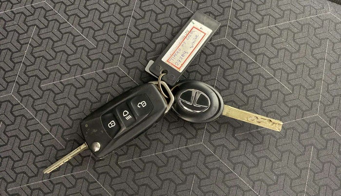 2024 Tata Tiago XT CNG, CNG, Manual, 11,483 km, Key Close Up