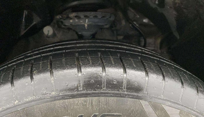 2021 Mahindra XUV300 W4 1.2 PETROL, Petrol, Manual, 26,387 km, Right Front Tyre Tread
