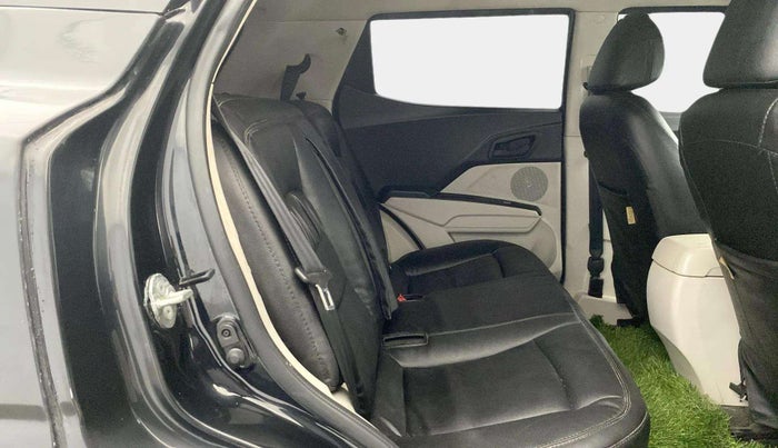 2021 Mahindra XUV300 W4 1.2 PETROL, Petrol, Manual, 26,387 km, Right Side Rear Door Cabin