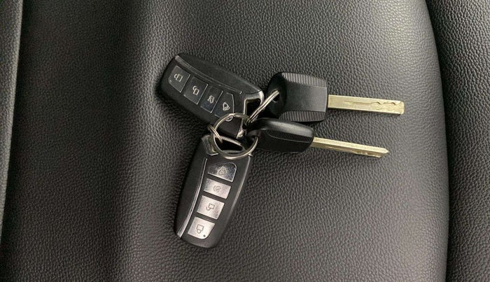 2021 Mahindra XUV300 W4 1.2 PETROL, Petrol, Manual, 26,387 km, Key Close Up