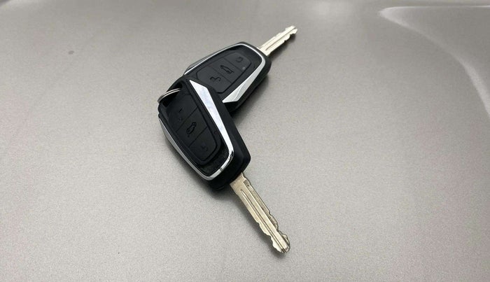 2019 Mahindra KUV 100 NXT K8 P 6 STR, Petrol, Manual, 13,446 km, Key Close Up