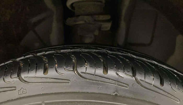 2017 Renault Kwid RXT 1.0 AMT (O), Petrol, Automatic, 33,941 km, Right Front Tyre Tread